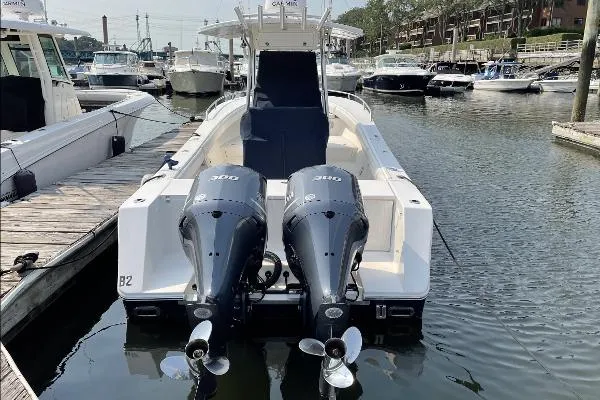 Slide: The Image of Regulator Marine 32 Forward Seating 2006 - 1
