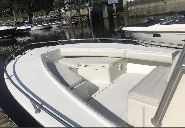 Slide: The Image of Regulator Marine 32 Forward Seating 2006 - 2