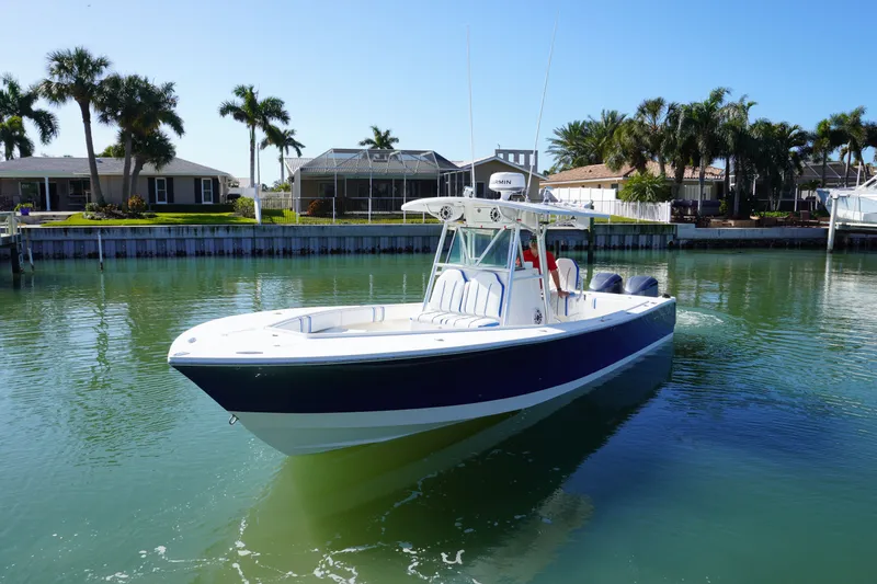 Slide: The Image of 2005 Regulator 32 Forward Seating boat on calm water. - 4