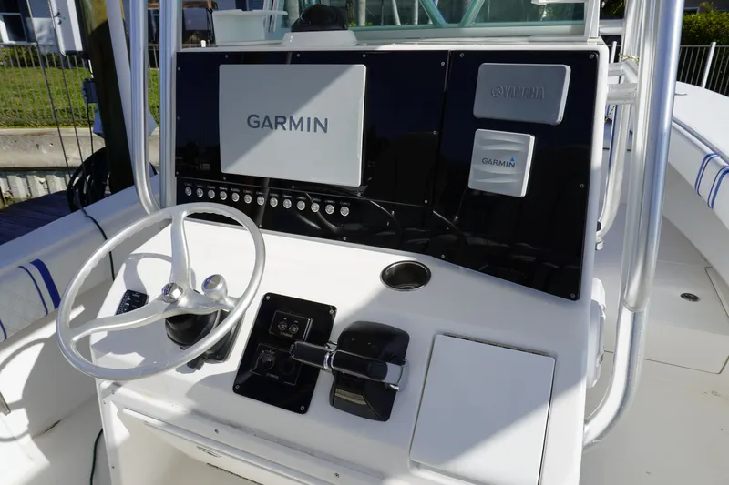 Slide: The Image of 2005 Regulator 32 boat helm with Garmin system. - 41