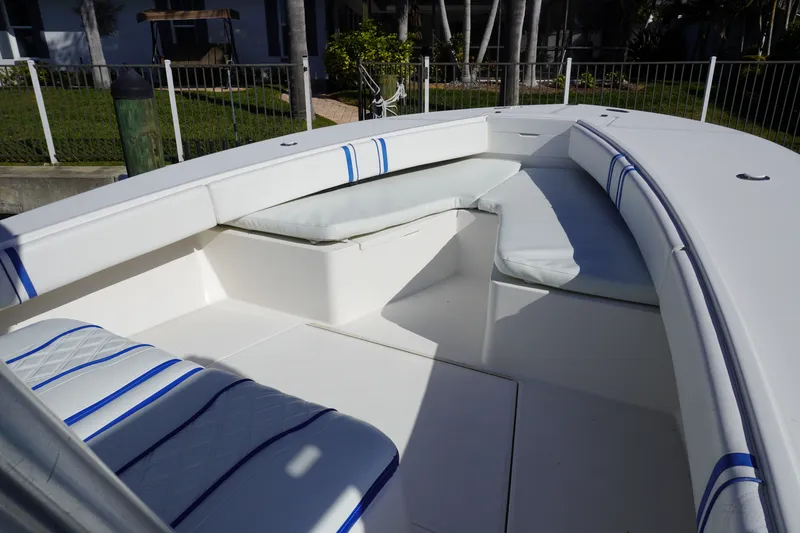 Slide: The Image of 2005 Regulator 32 boat with forward seating area. - 48