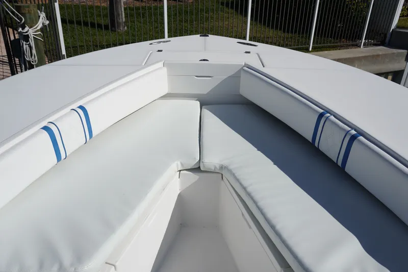 Slide: The Image of 2005 Regulator 32 boat with forward seating area. - 49