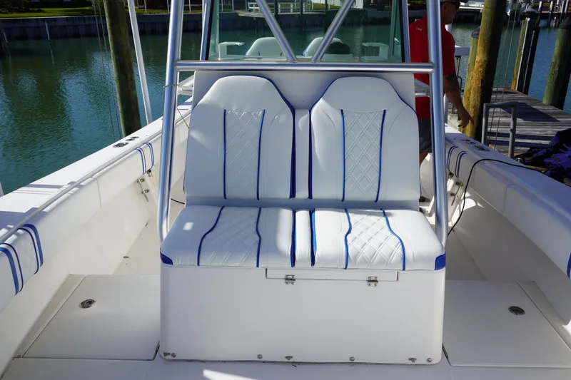 Slide: The Image of Regulator Marine 32 Forward Seating 2005 - 50