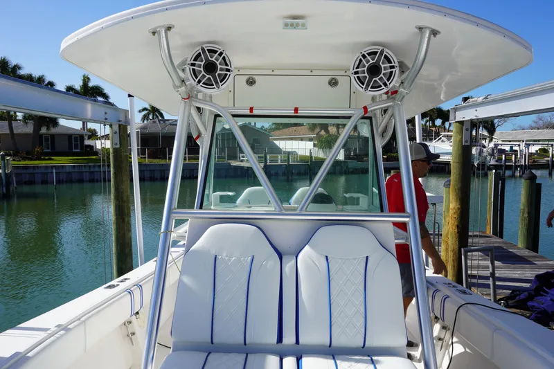 Slide: The Image of Regulator Marine 32 Forward Seating 2005 - 51