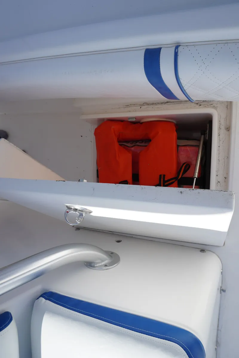 Slide: The Image of Regulator Marine 32 Forward Seating 2005 - 52