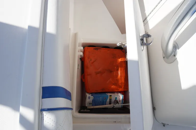 Slide: The Image of Regulator Marine 32 Forward Seating 2005 - 54