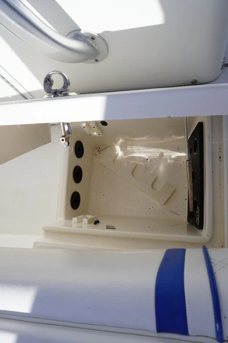 Slide: The Image of Regulator Marine 32 Forward Seating 2005 - 55