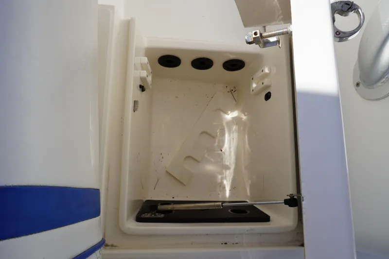 Slide: The Image of Regulator Marine 32 Forward Seating 2005 - 56