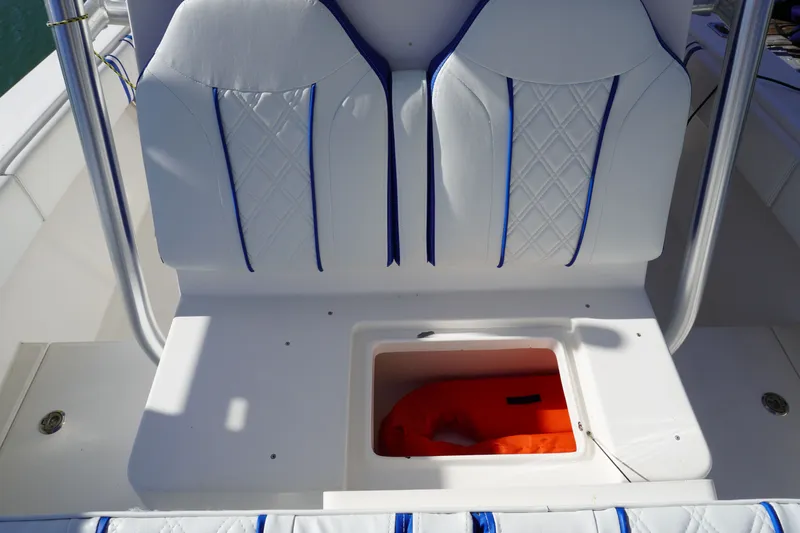 Slide: The Image of Regulator Marine 32 Forward Seating 2005 - 57