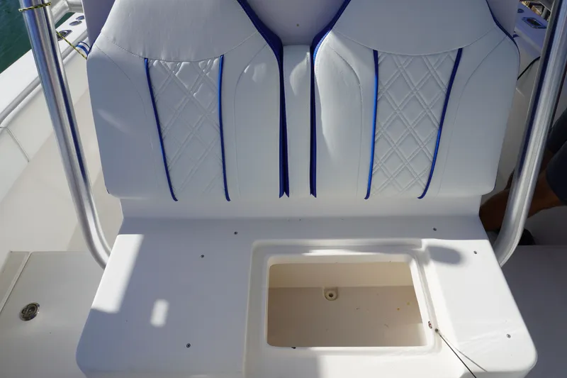 Slide: The Image of Regulator Marine 32 Forward Seating 2005 - 59