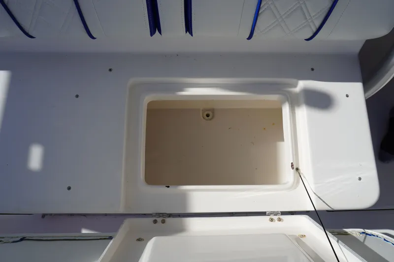 Slide: The Image of Regulator Marine 32 Forward Seating 2005 - 60