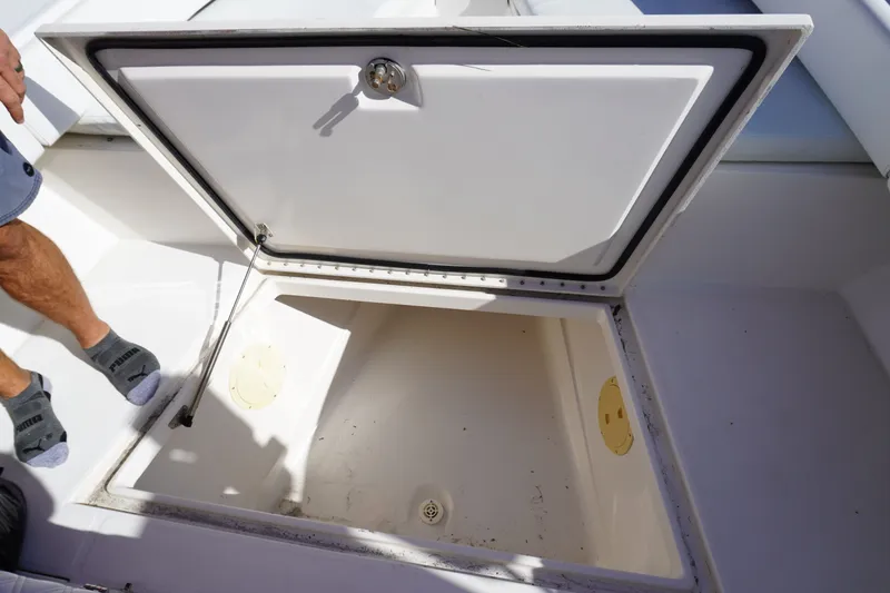 Slide: The Image of Regulator Marine 32 Forward Seating 2005 - 61