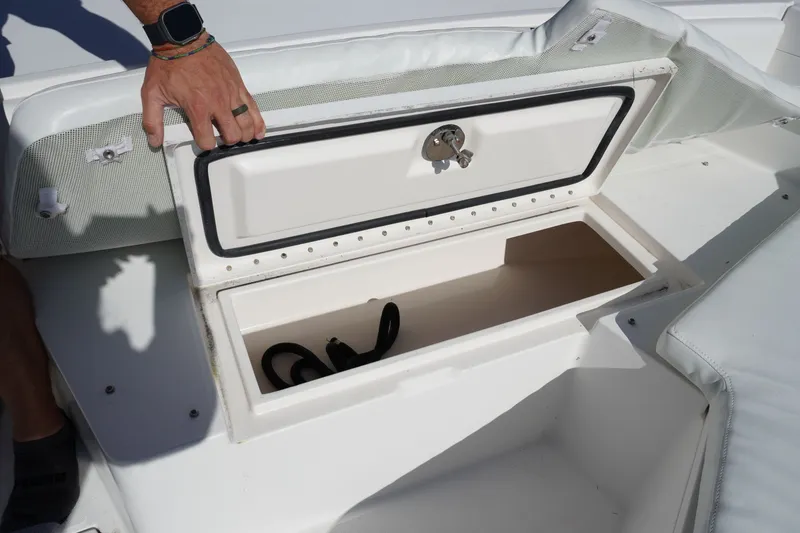 Slide: The Image of Regulator Marine 32 Forward Seating 2005 - 63