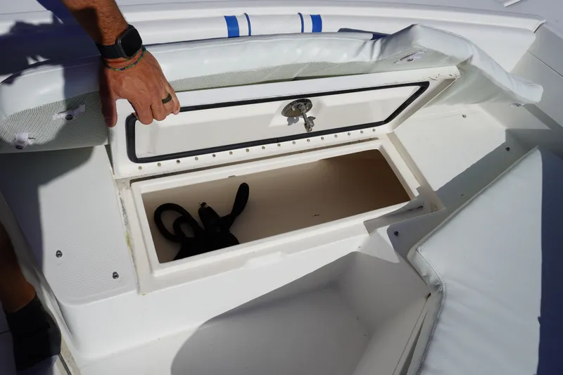 Slide: The Image of Regulator Marine 32 Forward Seating 2005 - 64