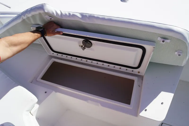 Slide: The Image of Regulator Marine 32 Forward Seating 2005 - 65