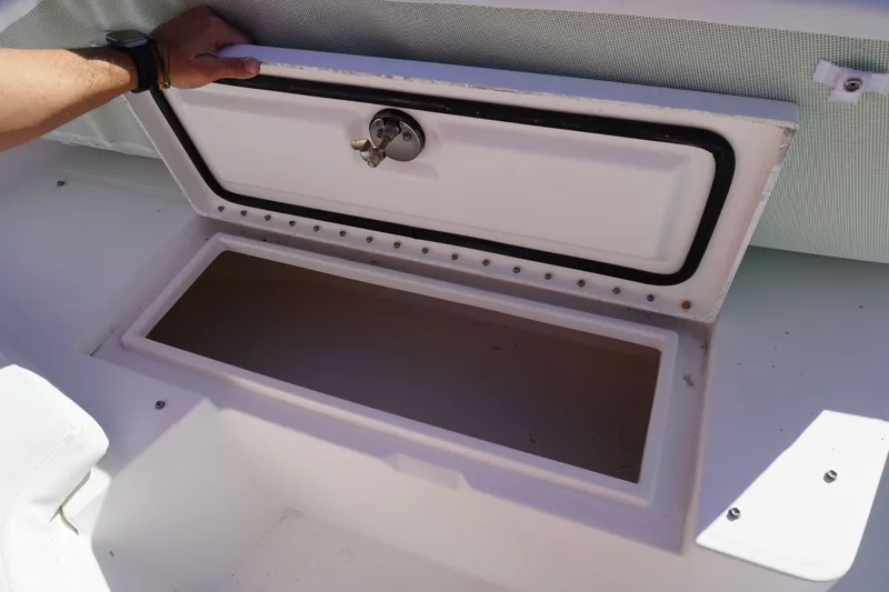 Slide: The Image of Regulator Marine 32 Forward Seating 2005 - 66