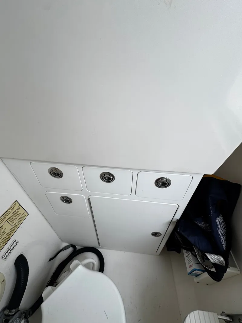 Slide: The Image of Regulator Marine 32 Forward Seating 2005 - 68