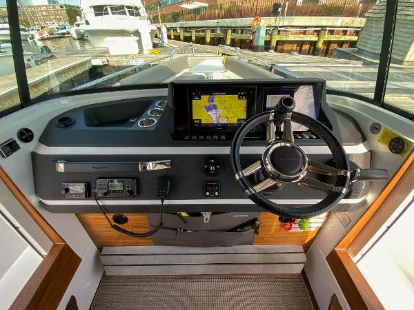 Slide: The Image of Axopar 28 CABIN 2020 - 10