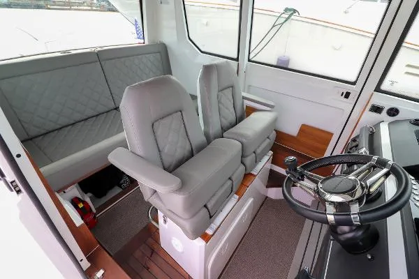 Slide: The Image of Axopar 28 CABIN 2020 - 6
