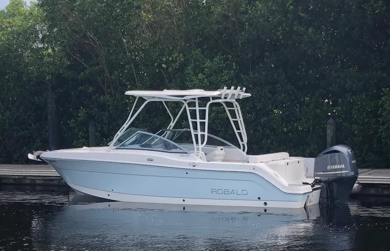Slide: The Image of Robalo R247 Dual Console 2015 - 1
