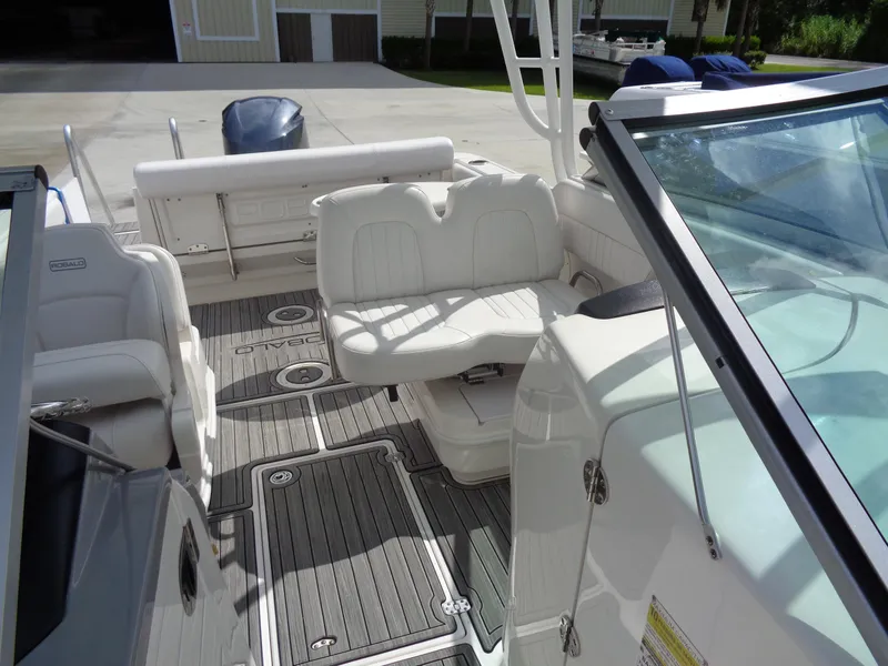 Slide: The Image of Robalo R247 Dual Console 2015 - 9
