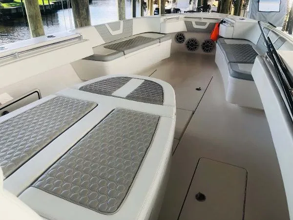 Slide: The Image of Contender Center Console Step Hull 2020 - 3