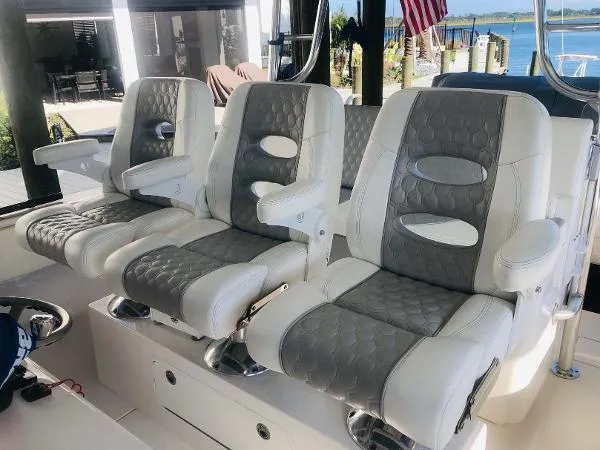 Slide: The Image of Contender Center Console Step Hull 2020 - 9