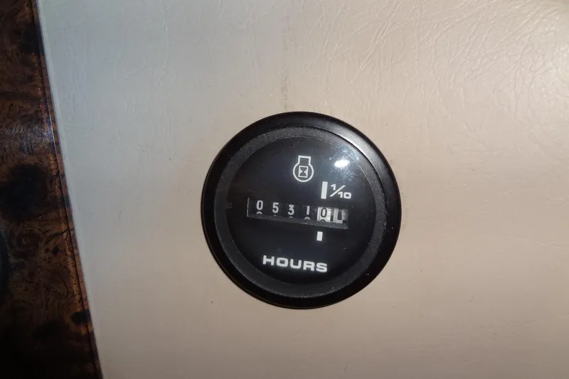 Slide: The Image of Hour meter on a 2005 Gibson 44, displaying 531.1 hours. - 47