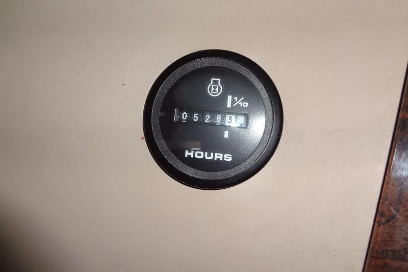 Slide: The Image of Hour meter on Gibson 44, 2005 model, displaying 528.3 hours. - 48