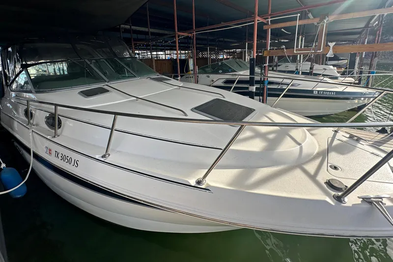 The Image of 2000 Chaparral Signature 300 boat docked in marina, side view. - 0