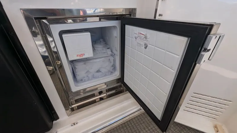 Slide: The Image of 2010 Ovation Flybridge - Image 24 - 24