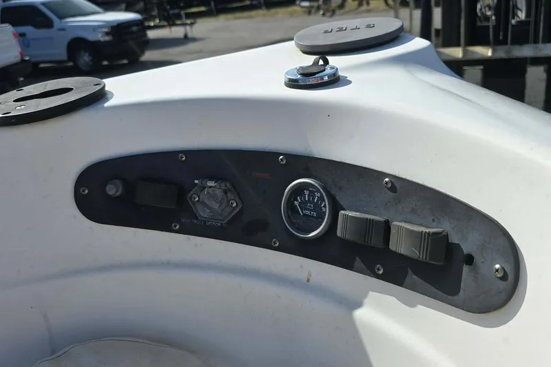 The Image of Control panel of a 1998 Larson 190 Ski & Fish O/B boat. - 1