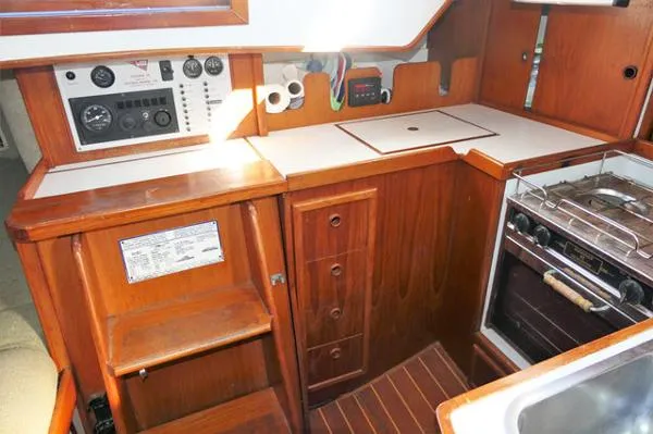 Slide: The Image of Victoria 34' Victoria 1987 - 6
