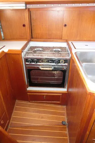 Slide: The Image of Victoria 34' Victoria 1987 - 7
