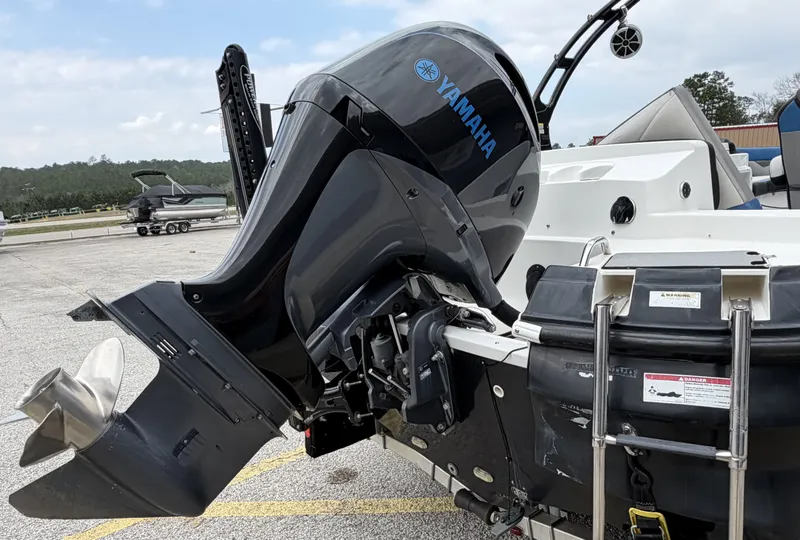 Slide: The Image of Yamaha outboard motor on 2015 Hurricane SS203 CROSSFIR boat. - 11