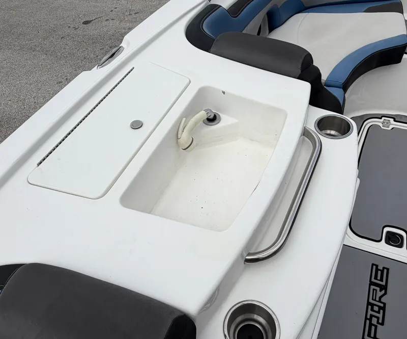Slide: The Image of Hurricane SS203 CROSSFIR 2015 boat with built-in sink. - 19