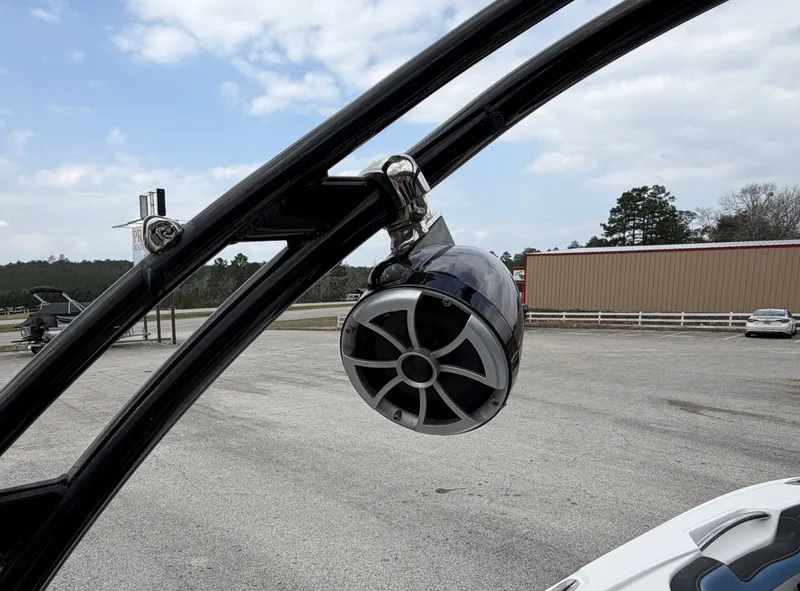 Slide: The Image of Speaker on a 2015 Hurricane SS203 CROSSFIR boat. - 23