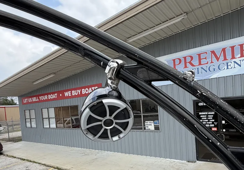 Slide: The Image of Speaker on a 2015 Hurricane SS203 CROSSFIR boat. - 24