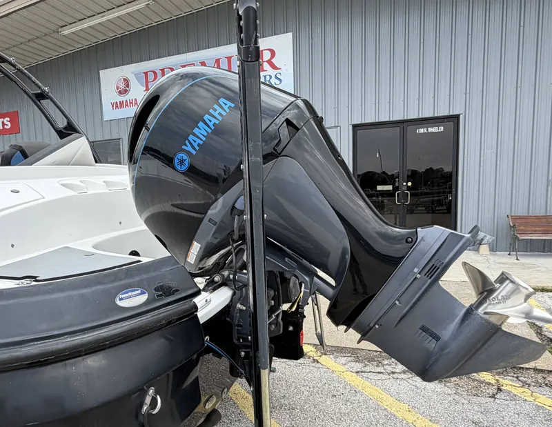 Slide: The Image of Yamaha outboard motor on Hurricane SS203 CROSSFIR boat, year 2015. - 9