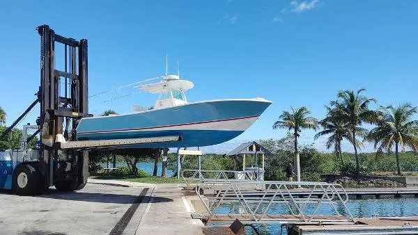 Slide: The Image of Regulator Marine 32 Classic 2003 - 4