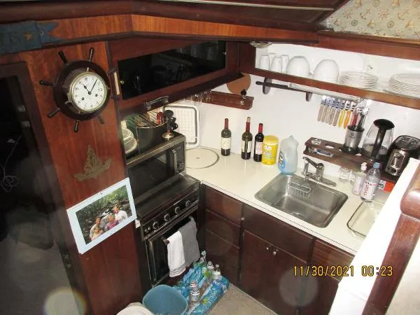 Slide: The Image of Hatteras Motoryacht Tri-Cabin 1970 - 7