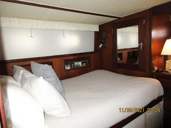 Slide: The Image of Hatteras Motoryacht Tri-Cabin 1970 - 8
