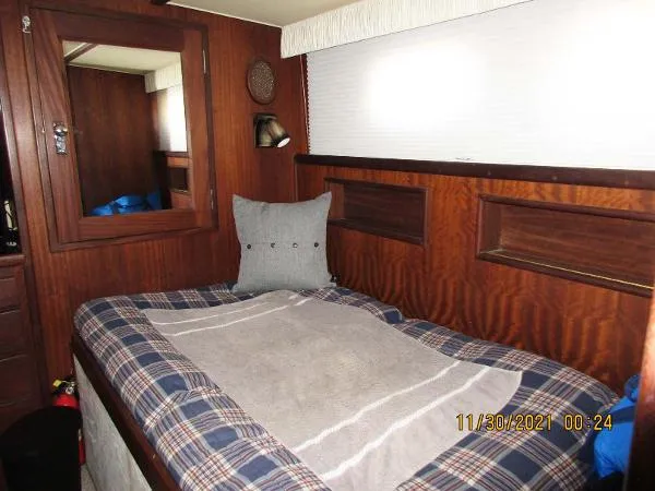 Slide: The Image of Hatteras Motoryacht Tri-Cabin 1970 - 9