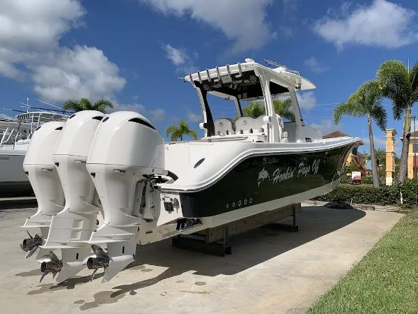 Slide: The Image of Edgewater 370CC 2020 - 11