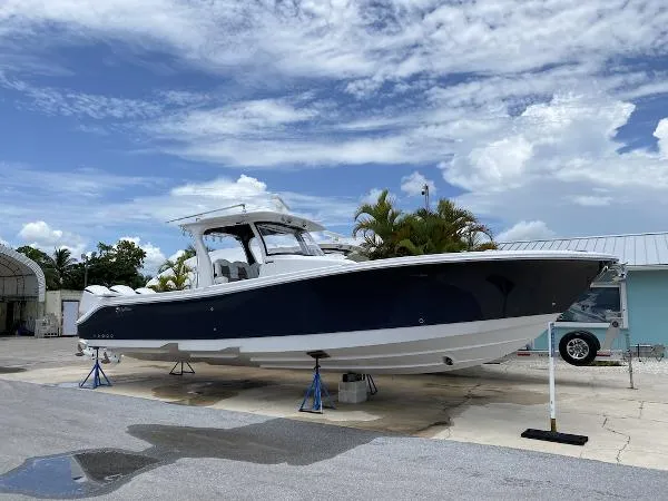Slide: The Image of Edgewater 370CC 2020 - 6