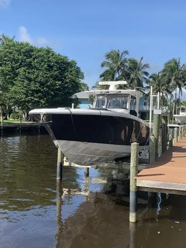 Slide: The Image of Edgewater 370CC 2020 - 7