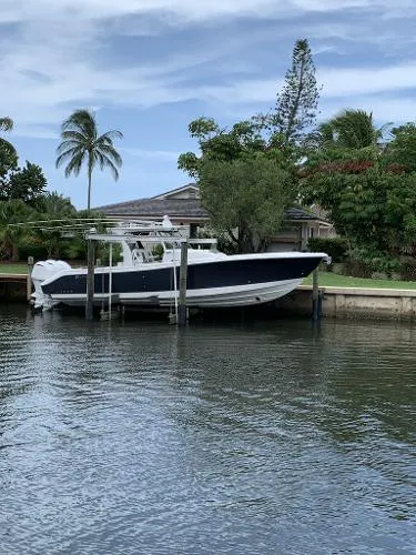 Slide: The Image of Edgewater 370CC 2020 - 8