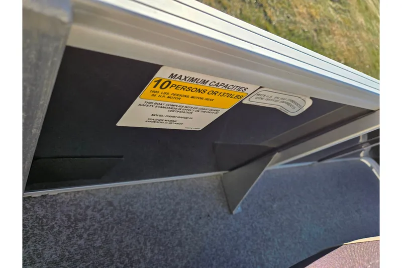 Slide: The Image of 2018 Sun Tracker Fishin' Barge 20 DLX capacity label, maximum 10 persons or 1370 lbs. - 19