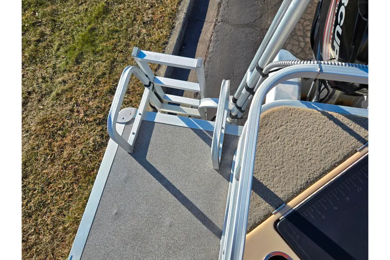 Slide: The Image of 2018 Sun Tracker Fishin' Barge 20 DLX boat ladder and deck view. - 23
