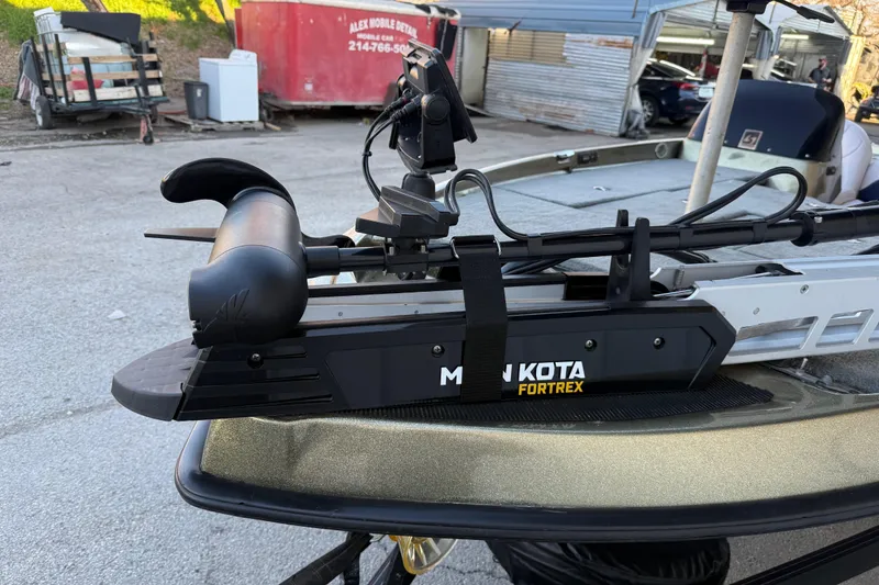 Slide: The Image of 2005 Bass Cat Puma boat with Minn Kota Fortrex trolling motor. - 21